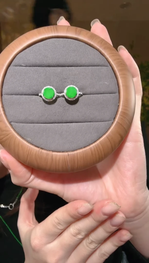 18K金镶嵌翡翠耳饰圆牌耳饰