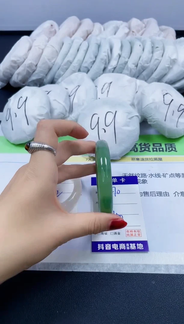 【闪购商品】石英质玉手镯未镶嵌270/58