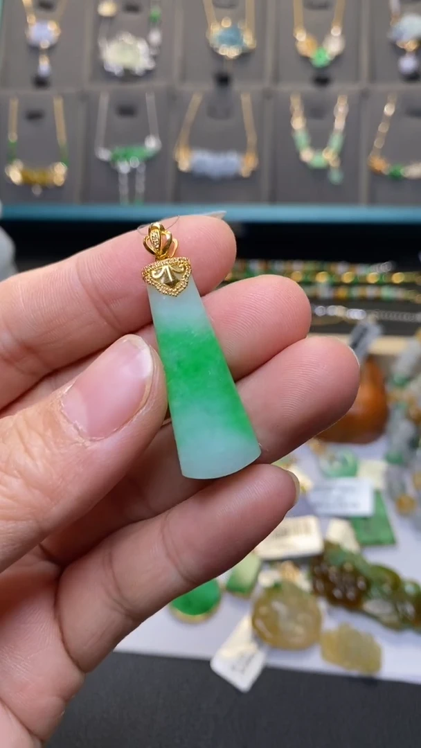 颈饰18K金镶嵌翡翠35989