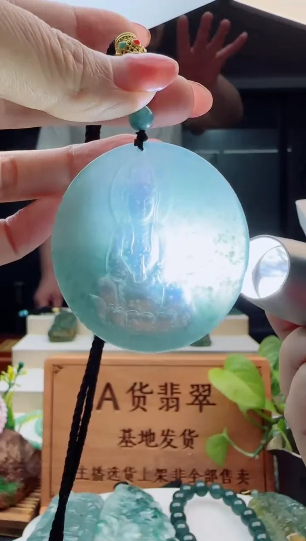 翡翠未镶嵌颈饰多样性发货其中一件
