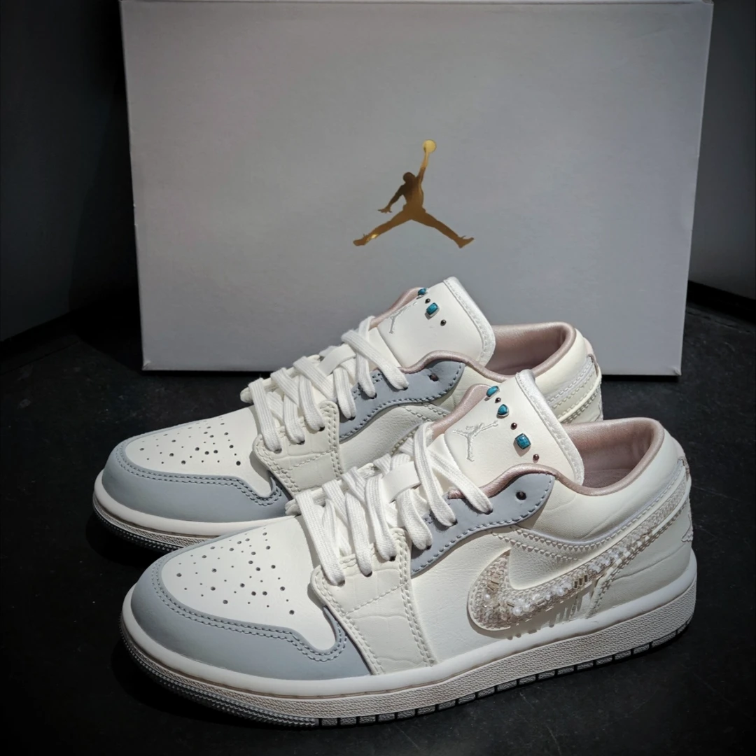 耐克/NIKE女鞋AIR JORDAN 1复古休闲实战运动篮球鞋白IH7323-100