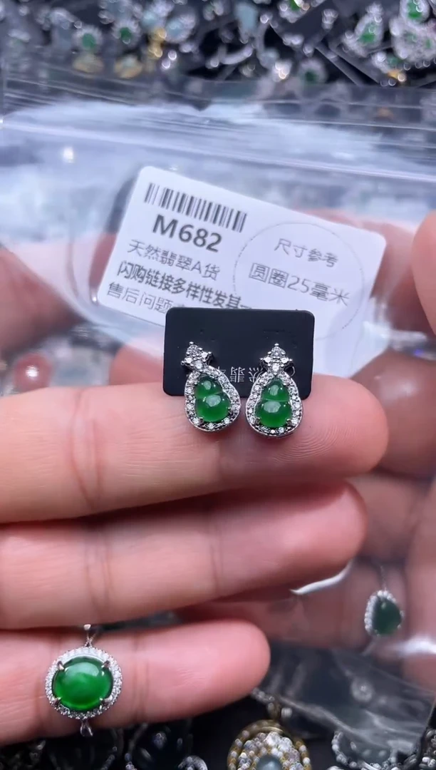 【闪购商品】翡翠颈饰未镶嵌M682耳钉
