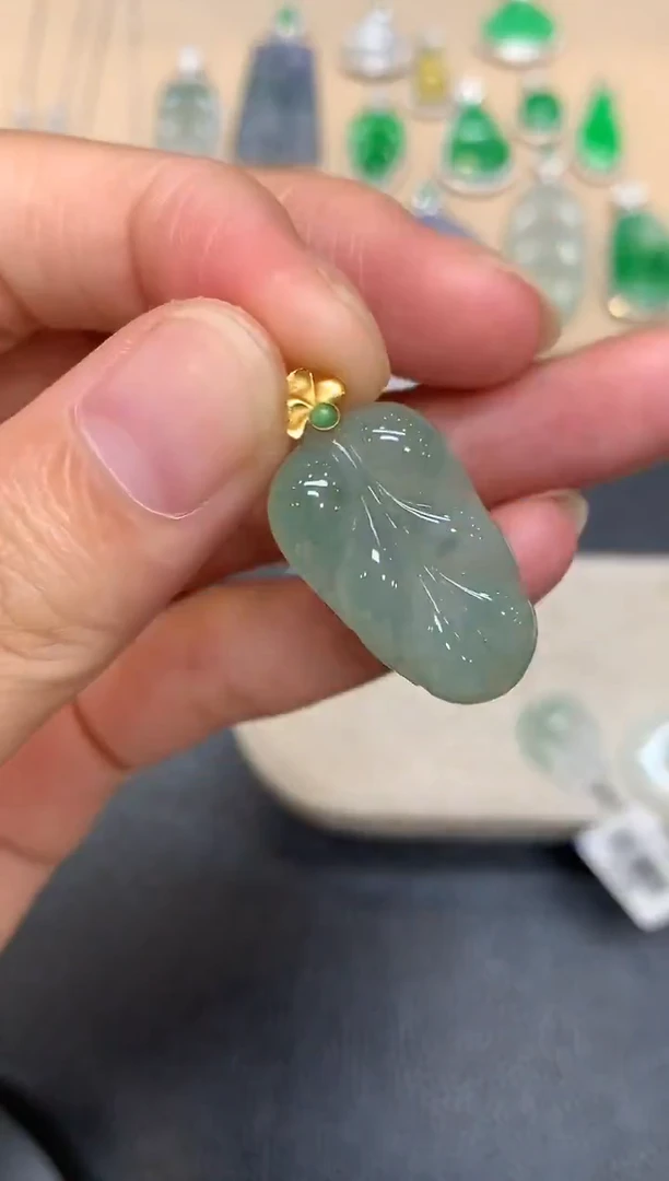 颈饰18K金镶嵌翡翠树叶【无服务费