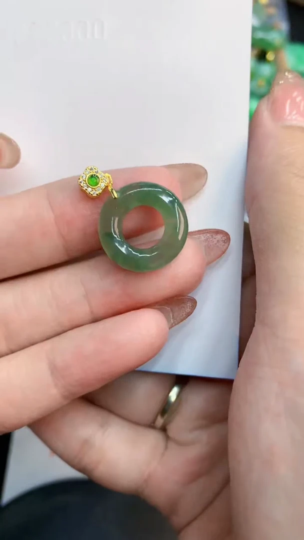 翡翠未镶嵌颈饰            8