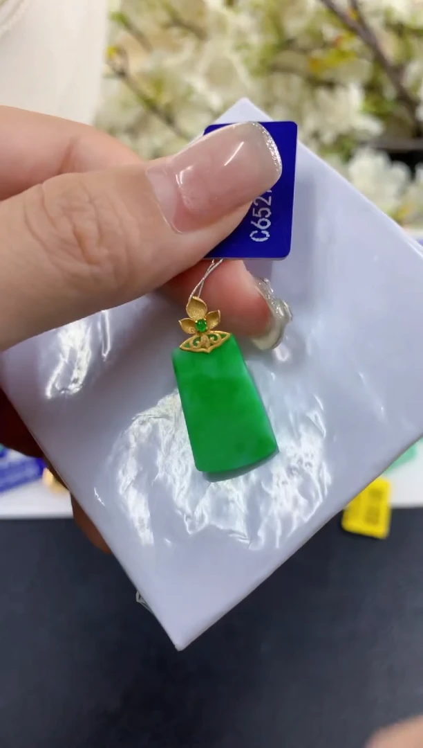 吊坠(不含链)18K金镶嵌翡翠挂件