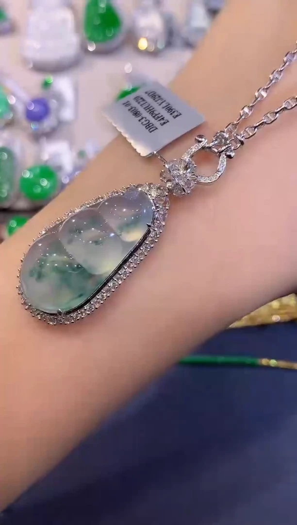 吊坠(不含链)18K金镶嵌翡翠LSR多样性发其一