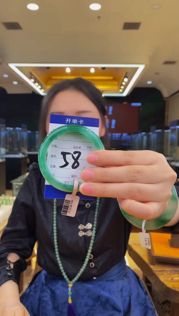 【闪购商品】石英质玉手镯未镶嵌满色飘花