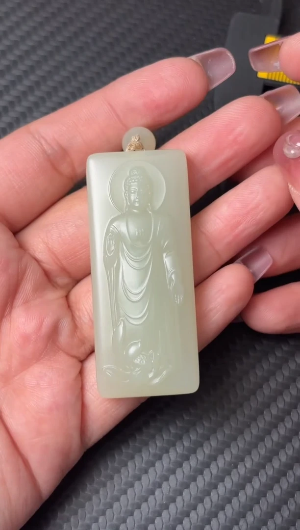 吊坠(赠链)未镶嵌和田玉且末微色差迪克兰一细吊坠