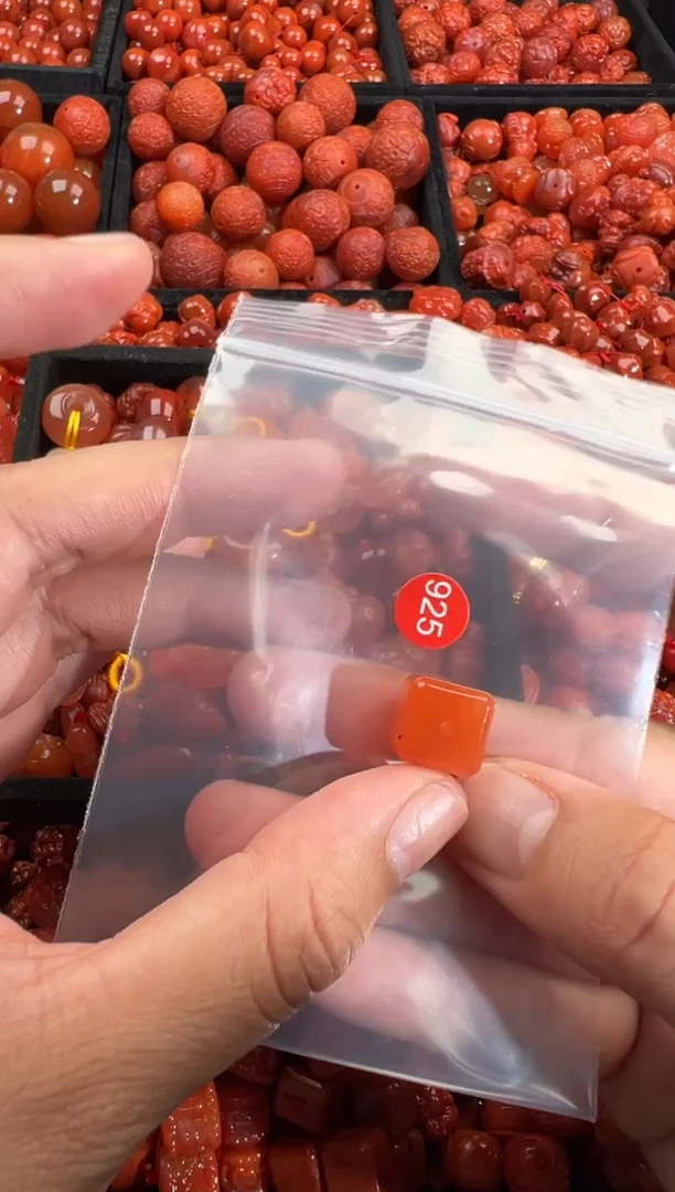 南红玛瑙未镶嵌颈饰1