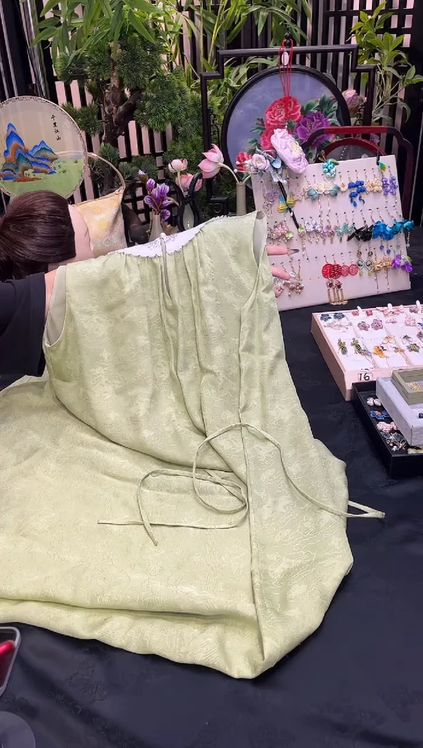 织绣L**aS绿色旗袍