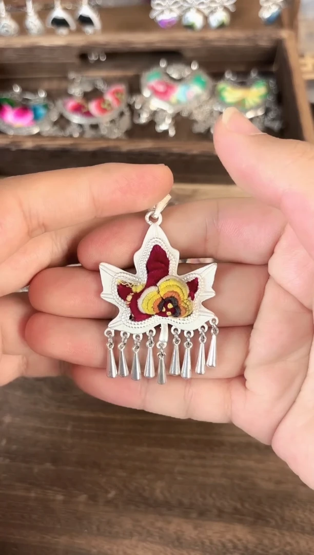 彩云南阁非遗老绣苗银饰品310