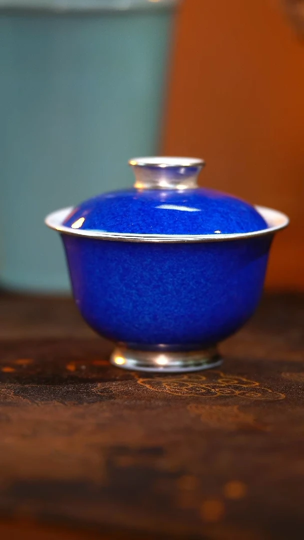 瓷撒蓝描银元宝盖碗