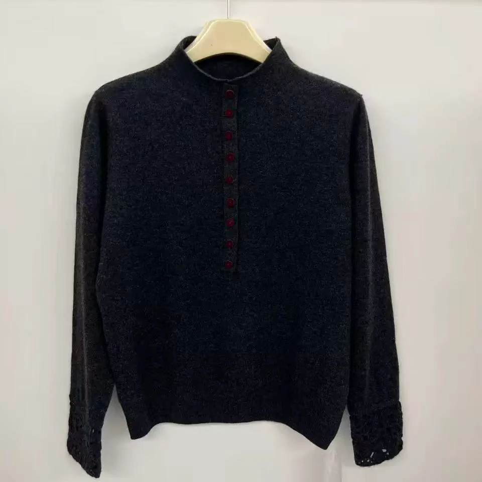 精纺羊毛半高领纽扣针织衫