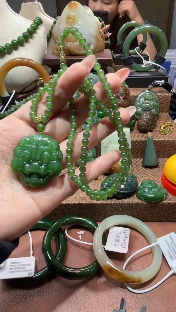 颈饰未镶嵌和田玉（碧玉）1