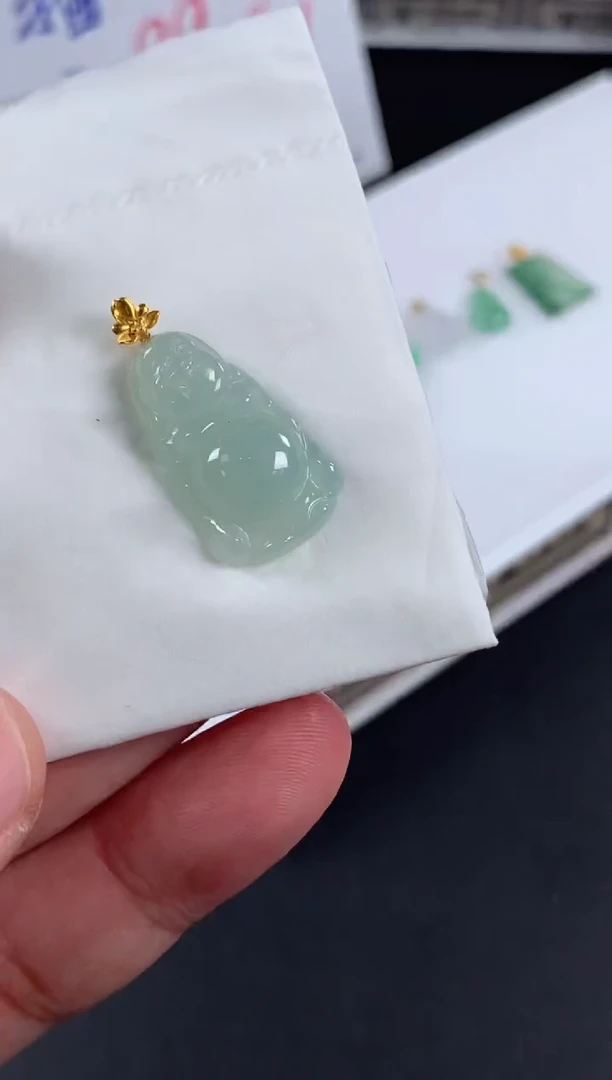 颈饰18K金镶嵌翡翠赵*姐翡翠