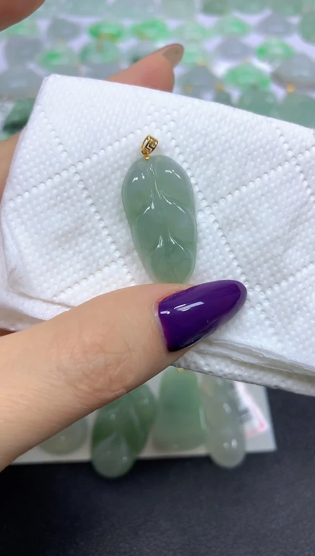 颈饰18K金镶嵌翡翠