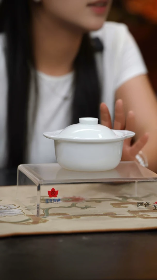 1个微瑕白胎4.5英寸双耳骨盅（带盖）