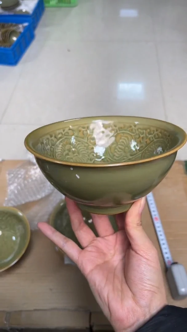 陶瓷橄榄绿菊纹碗（一个）