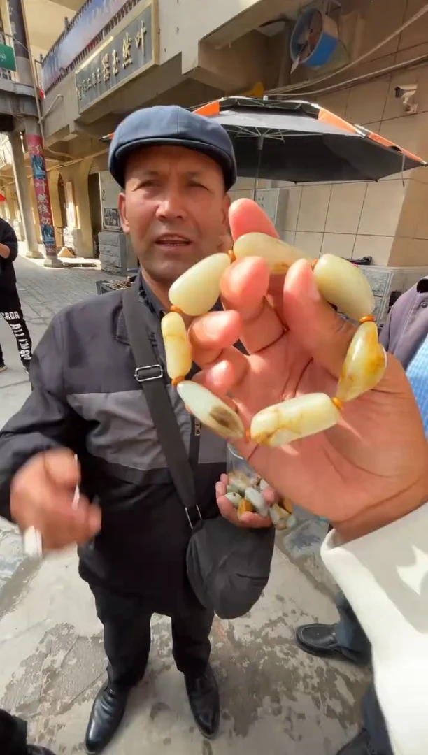 未镶嵌和田玉（糖玉）挂件和田玉