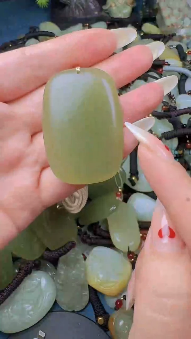 和田玉未镶嵌颈饰1