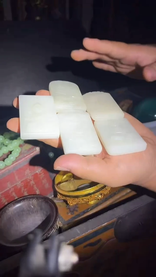 和田玉未镶嵌挂件佛工牌.1件.其中一件给.方.白