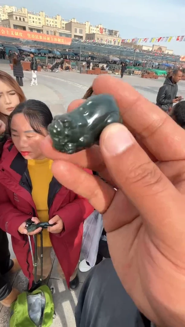 未镶嵌和田玉（糖玉）挂件和田玉