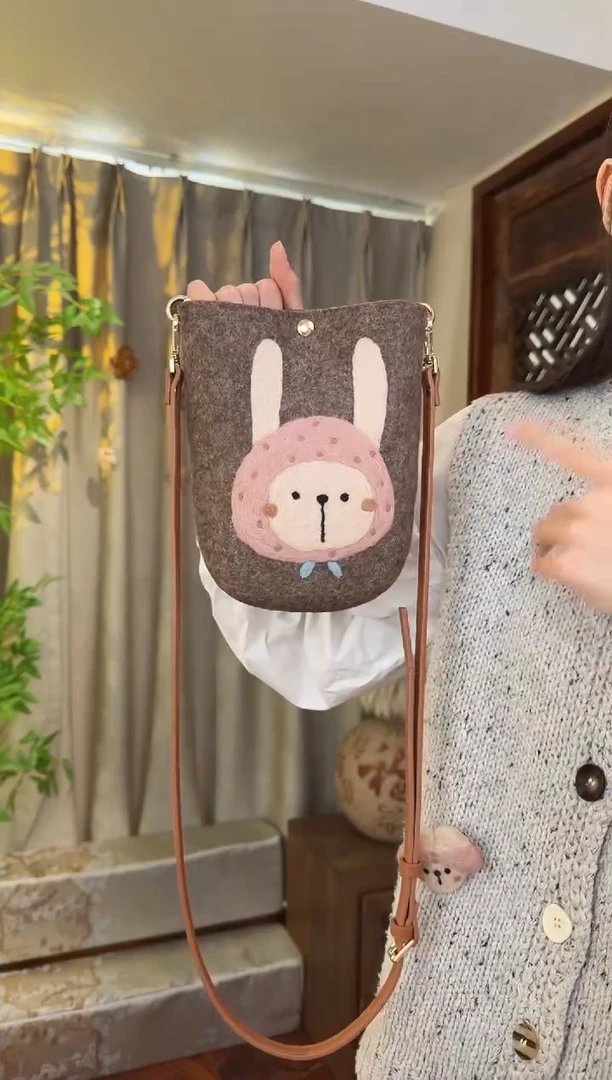 羊毛非遗羊毛毡包 手机包兔子
