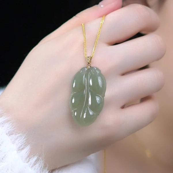 新疆和田玉叶子18k金镶嵌送链子坠链真金精美金枝玉叶轻奢时尚