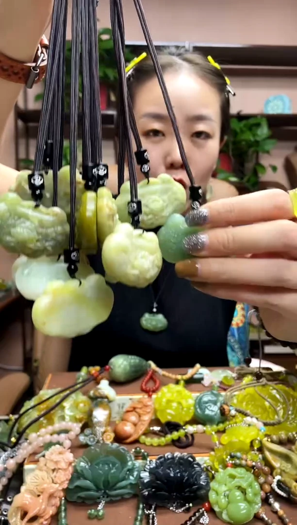 未镶嵌岫玉颈饰多样性发货发其中之一