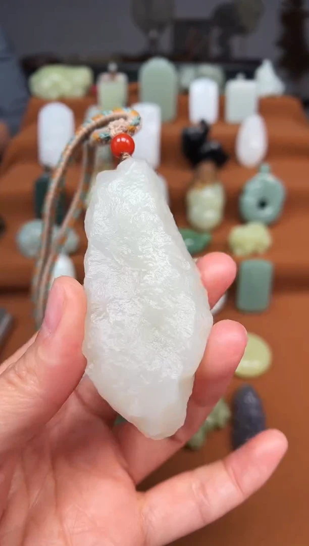 颈饰未镶嵌和田玉原石