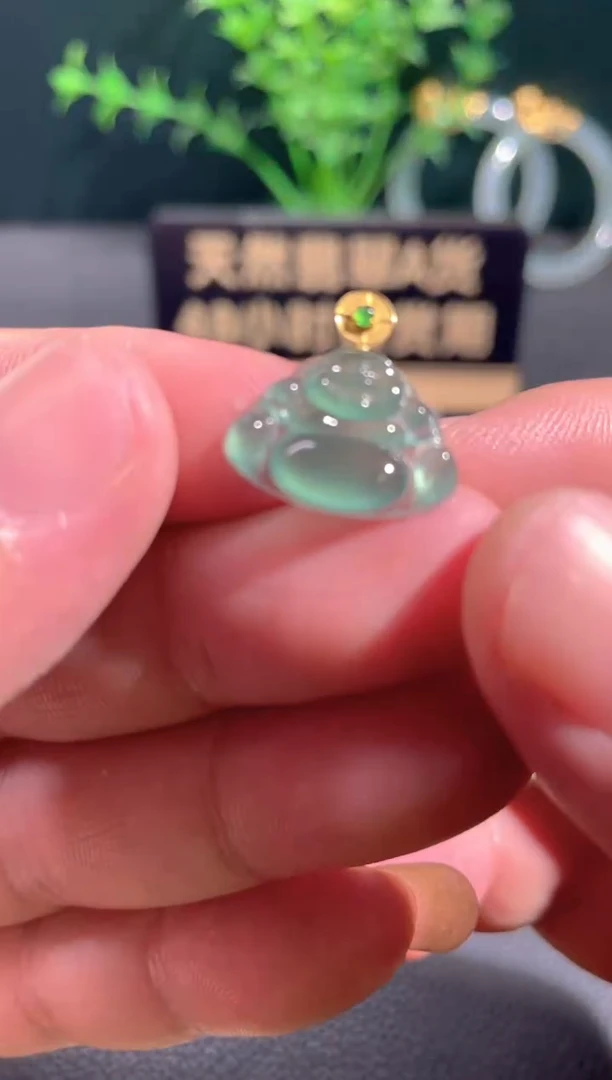 翡翠18K金镶嵌颈饰翡翠