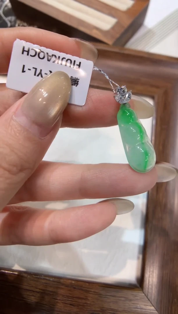 颈饰18K金镶嵌翡翠福豆