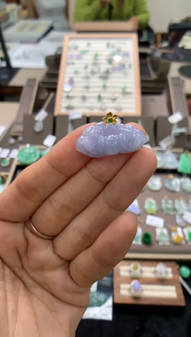 颈饰18K金镶嵌翡翠莲花