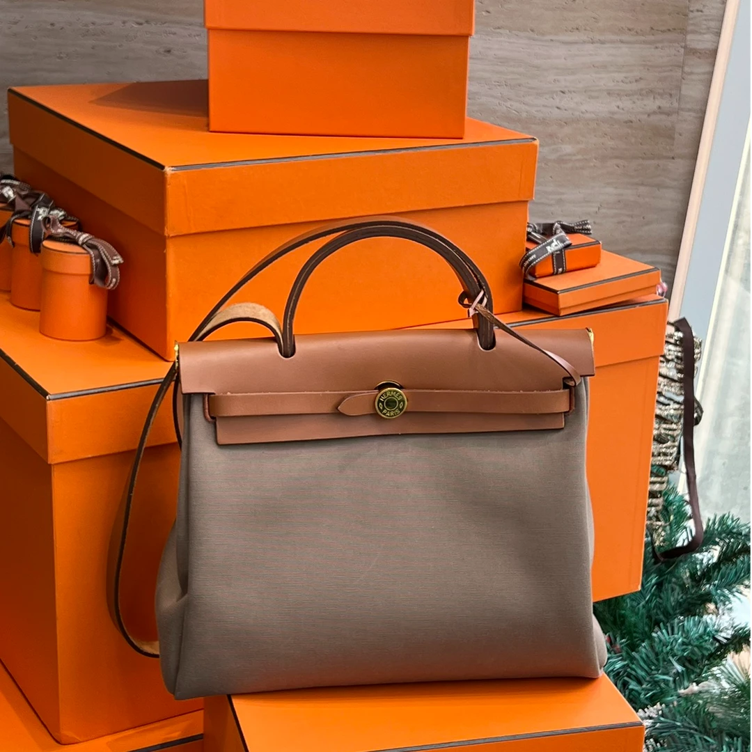 95新 Hermes/爱马仕 herbag31焦糖奶茶色拼棕色金扣帆布包 Z刻