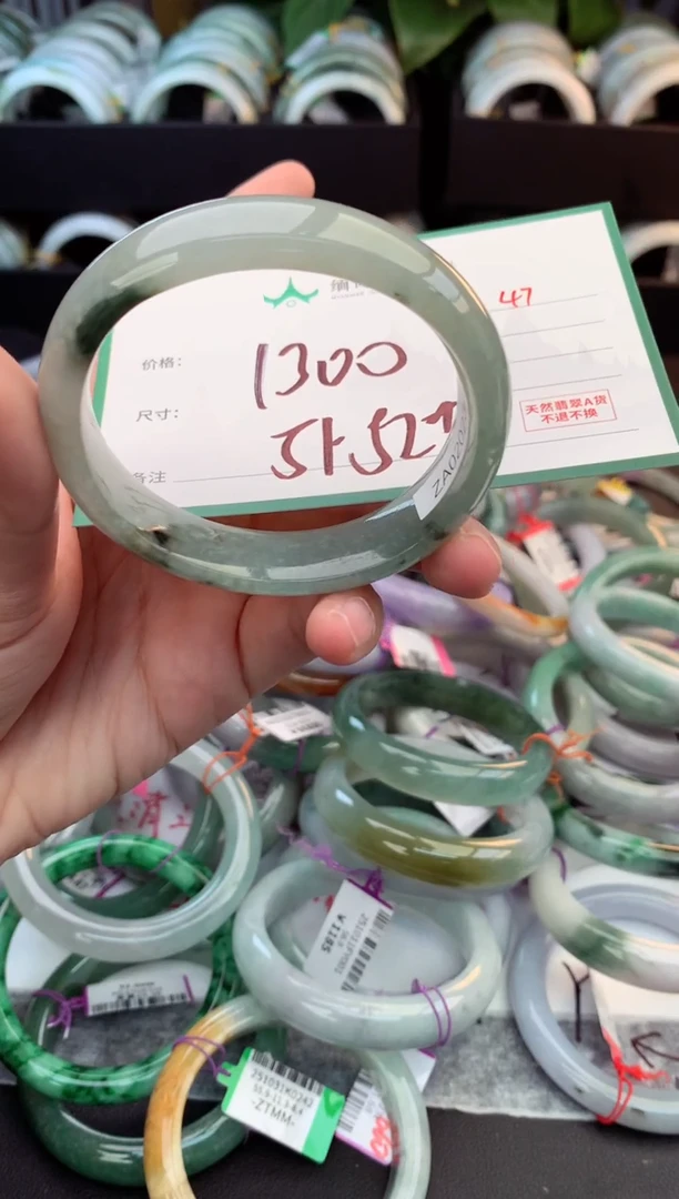 未镶嵌定制翡翠毛货需精细抛光+多人