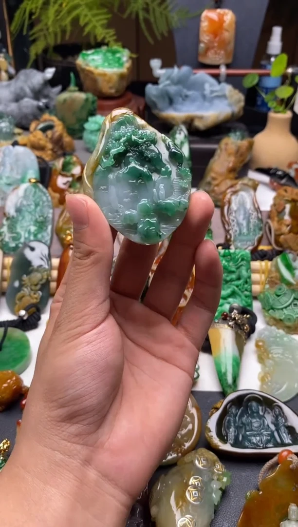 颈饰未镶嵌翡翠黄加绿山水悟道