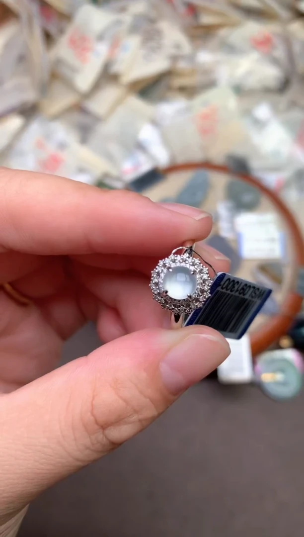 18K金镶嵌挂件翡翠 —