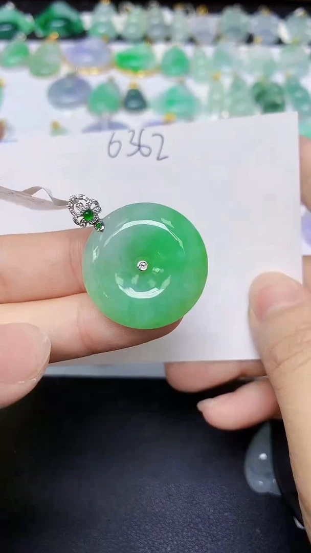 翡翠18K金镶嵌颈饰 天然缅甸翡翠A货