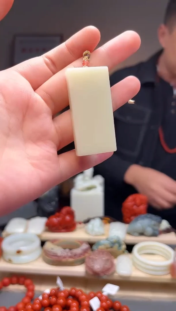 颈饰未镶嵌和田玉吊坠