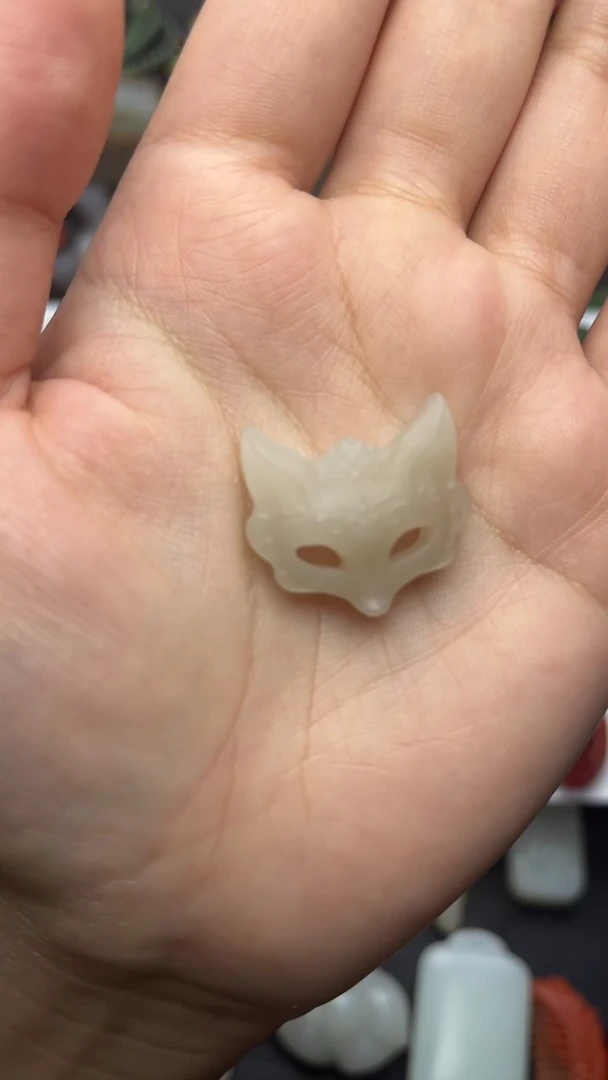 颈饰未镶嵌翡翠狐狸面具