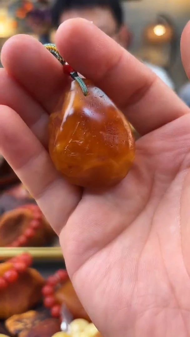未镶嵌颈饰琥珀吊坠