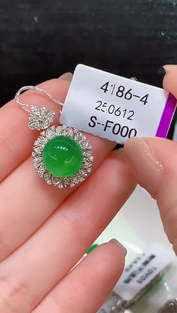 吊坠(不含链)18K金镶嵌翡翠多样性发其一