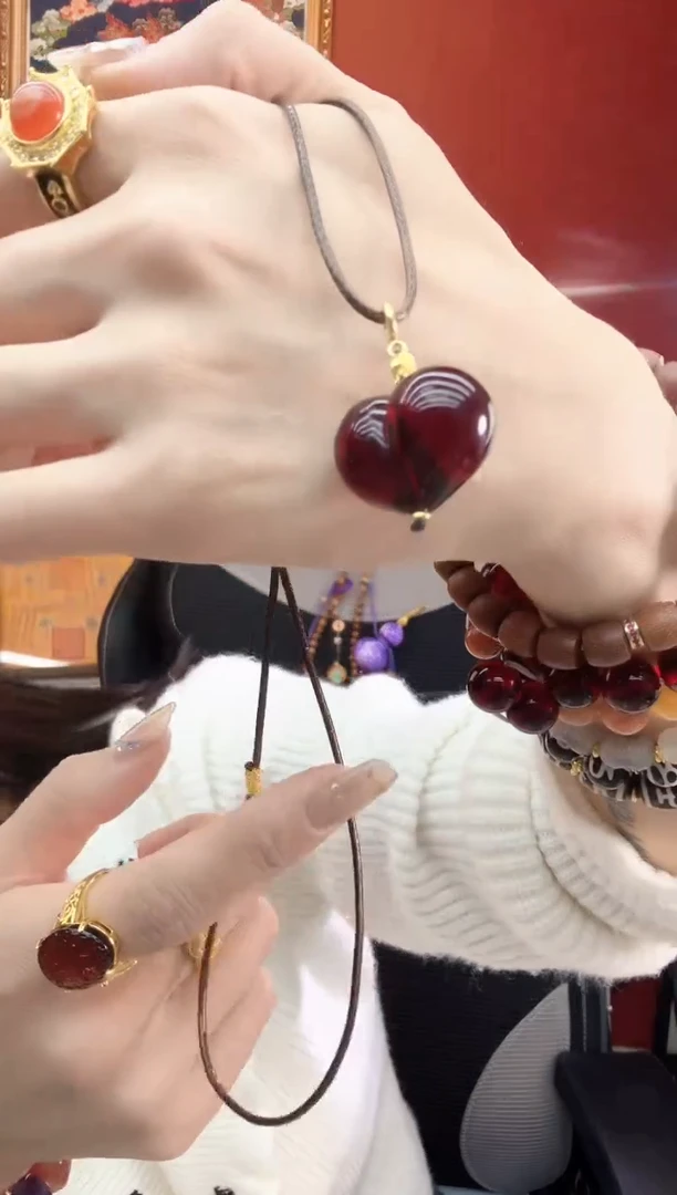 手串血珀未镶嵌屁桃项链