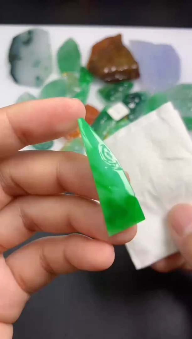 颈饰未镶嵌翡翠