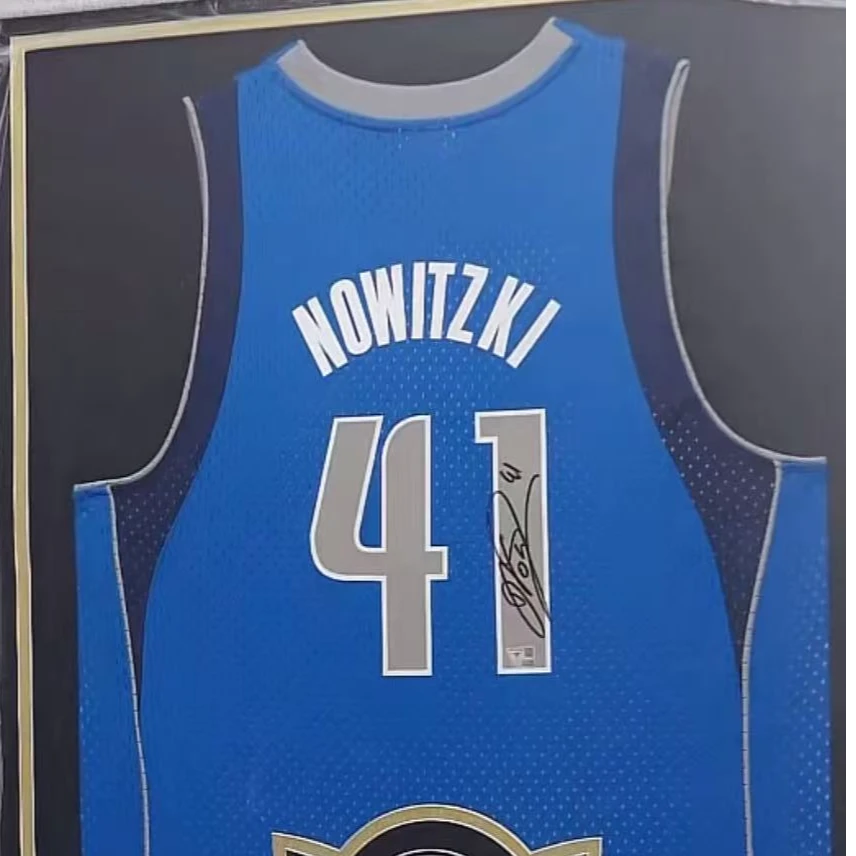 诺维斯基亲签小牛sw装裱收藏【铭人堂亲签球衣清清直播专属链接】