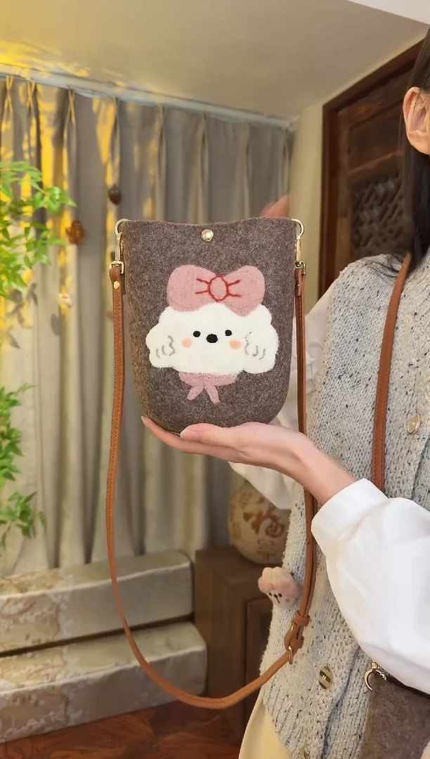 羊毛非遗羊毛毡包 手机包小狗