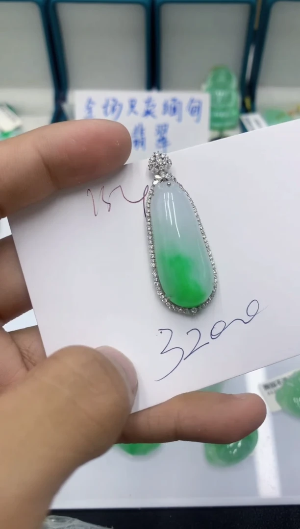 颈饰18K金镶嵌翡翠1111111111