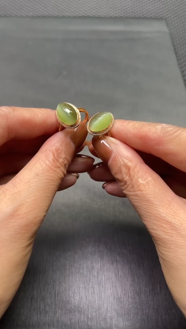 18K金镶嵌戒指和田玉多样性发1件