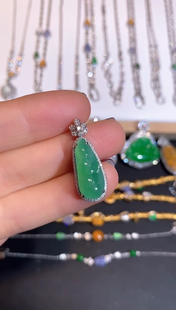 颈饰18K金镶嵌翡翠吊坠