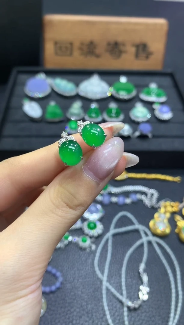 18K金镶嵌翡翠耳饰31买断